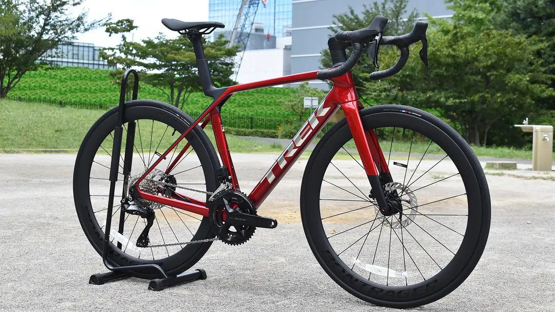 TREK2026年モデルMadone SL6のレッドを屋外で撮影