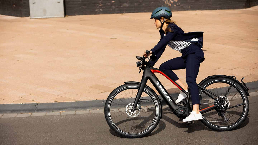 自転車通勤に向いたクロスバイクで街中を走るライダーの様子。通勤用バイク選びのイメージ。