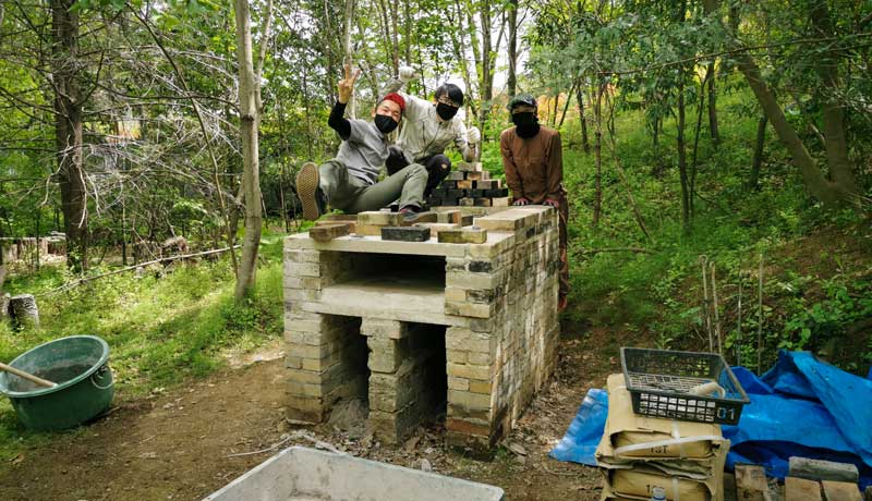 製作中のピザ窯で記念撮影