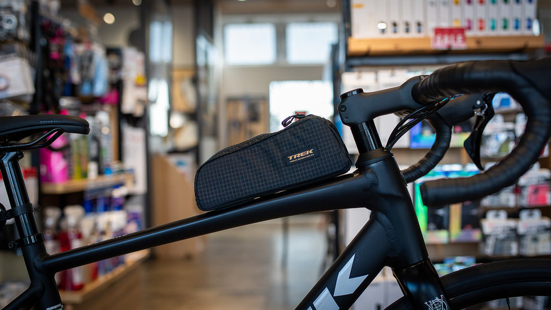 ボルトどめ式のトップチューブバッグをロードバイクに取り付けた状態