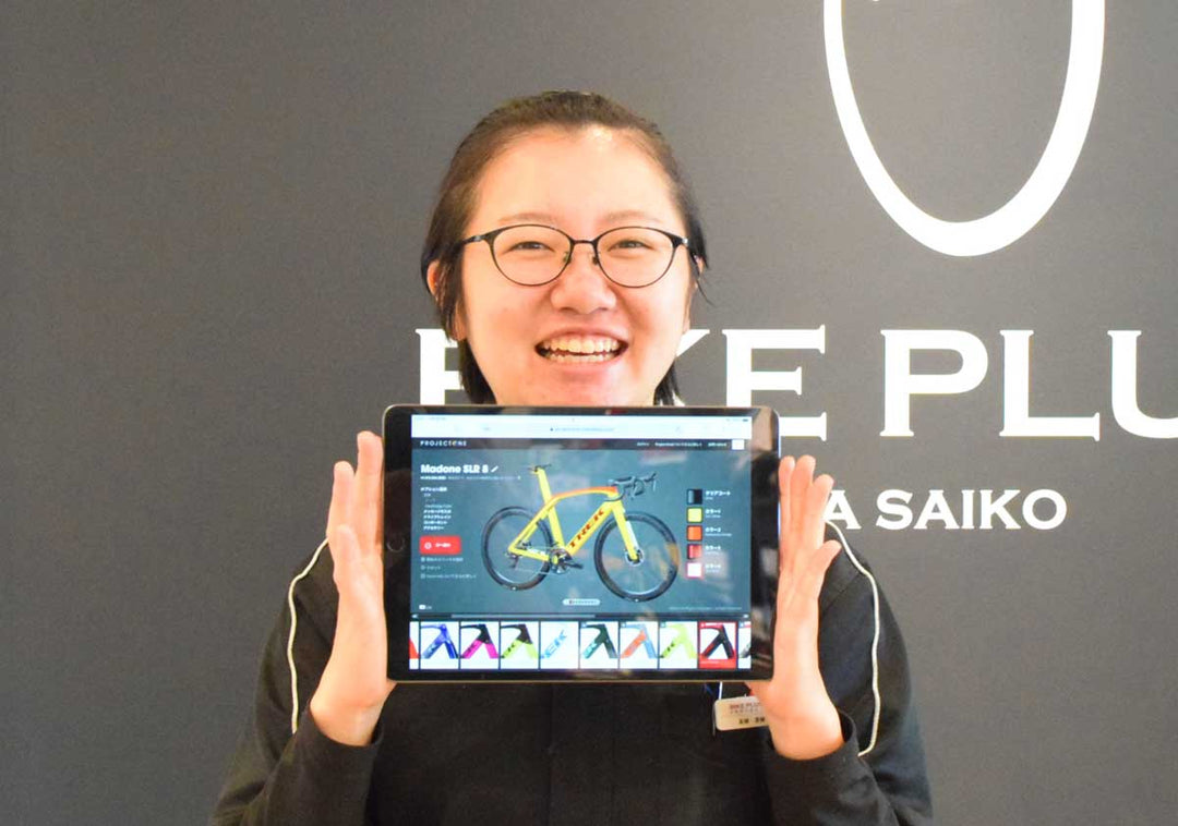 プロジェクトワンシミュレーションサイトを開いたアイパッドを持って撮影