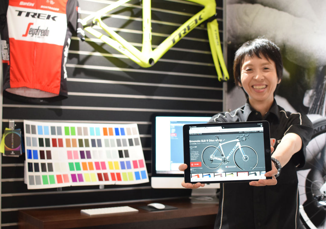 プロジェクトワンの画像をタブレットを持って見せる