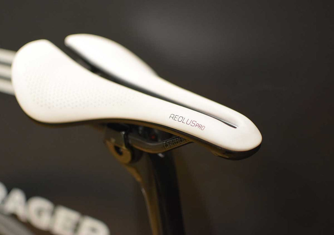 ボントレガーのサドル アイオロスプロの限定カラー ホワイトを斜めから撮影