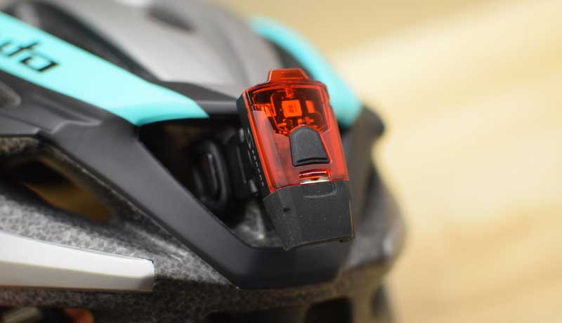 サーファスのフェニックスマグネティックをヘルメットに装着した状態で撮影