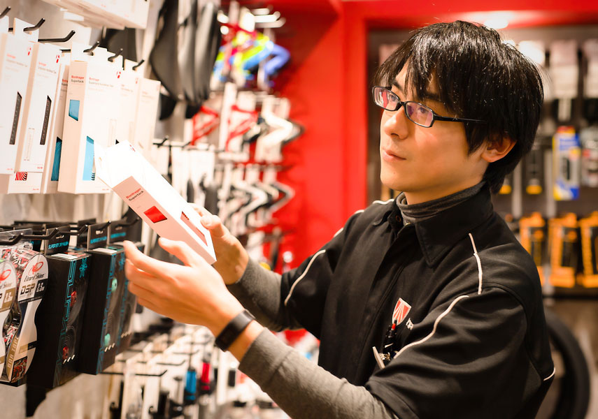 スタッフ相田が品出し