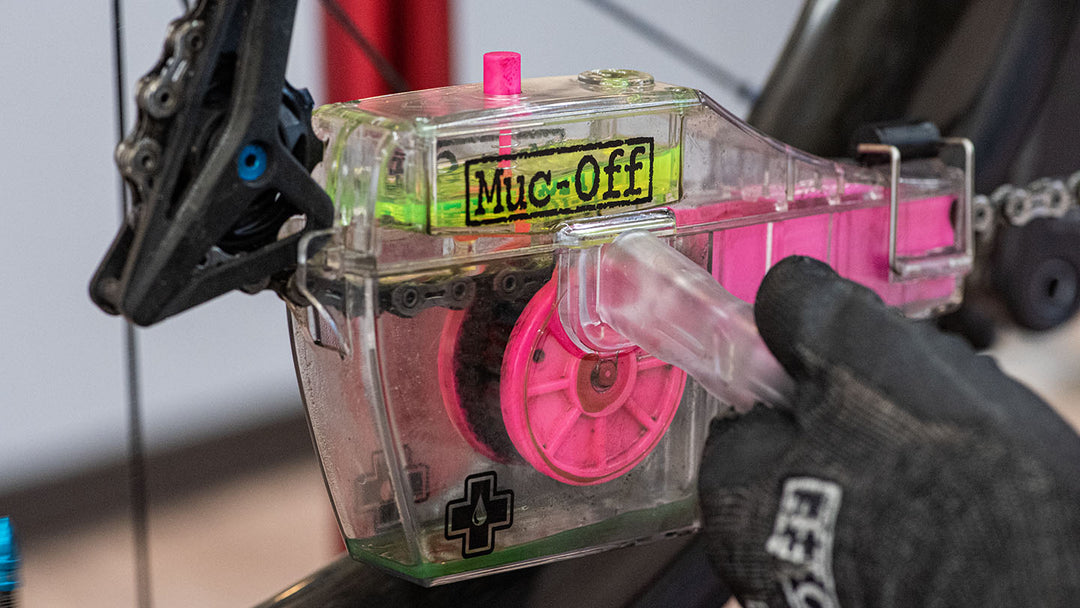 マックオフのX3ダーティチェーンマシン 高密度ブラシと四方を囲う反発力が特徴のヘラで綺麗スッキリ！