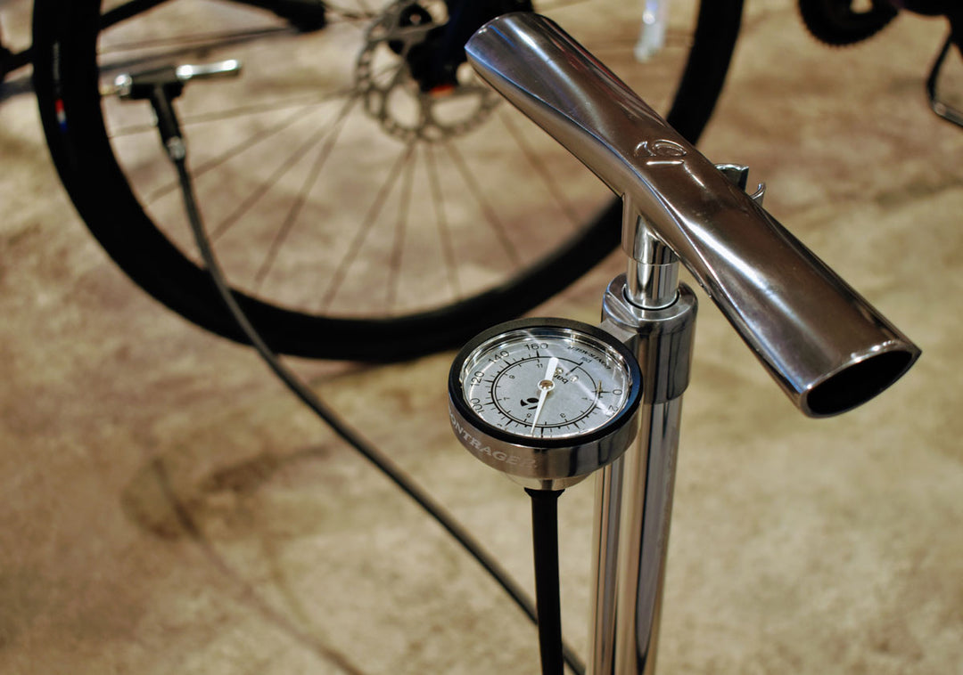 ボントレガーのスーパーチャージャー空気入れを使用している様子