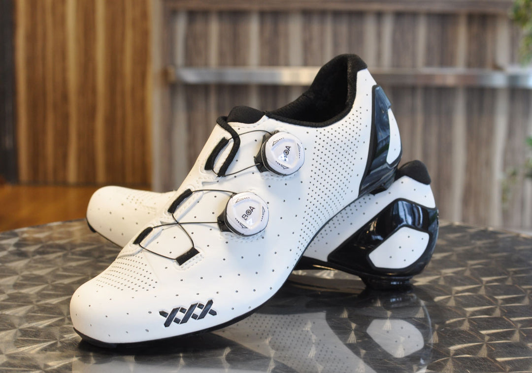 新型xxx roadシューズの全体画像