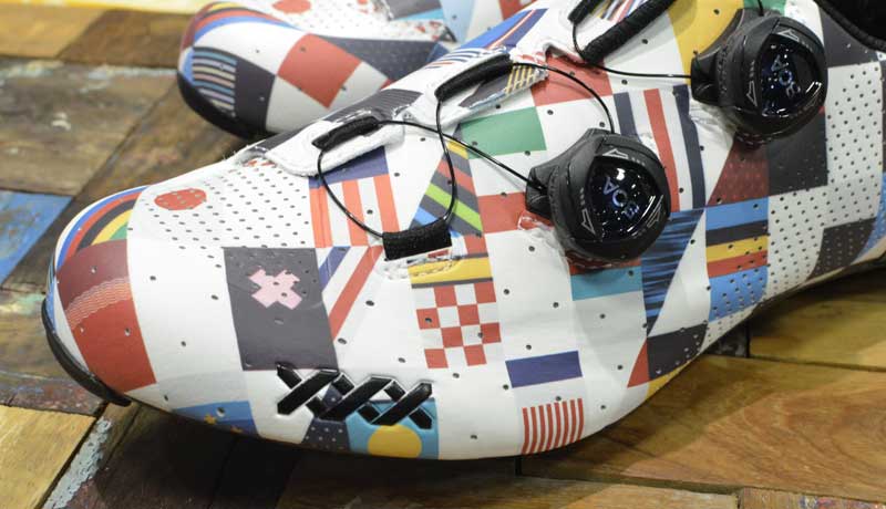 トレックの歴史と所属選手の国籍などを表現した特別仕様のXXXロードシューズ