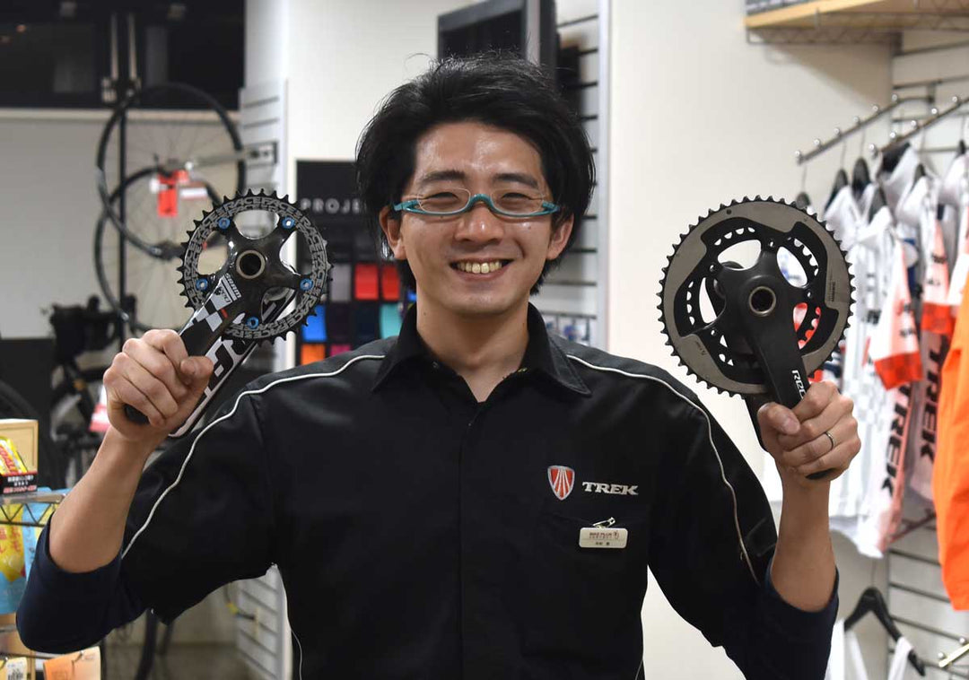 両手にクランクを持っているスタッフ中村の写真