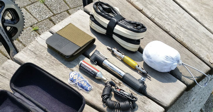 サドルバッグではなくボトルケージに収納するツールケースを使う三郷店最上の携行装備