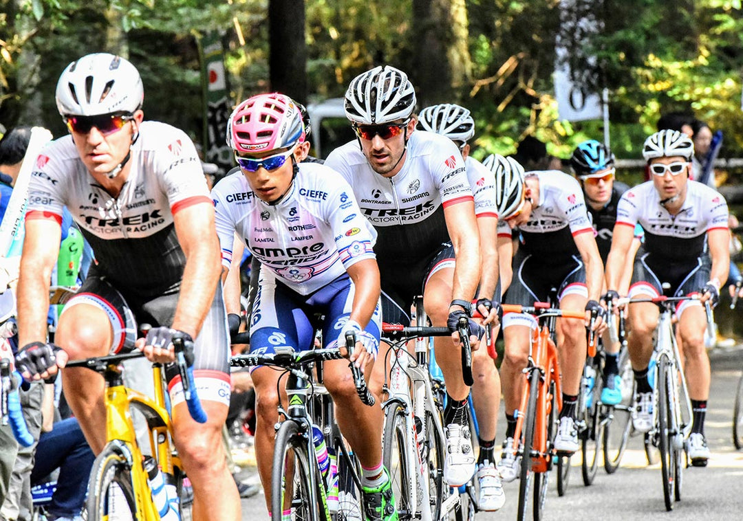 ジャパンカップサイクルロードレースを走るトレックファクトリーレーシングの写真