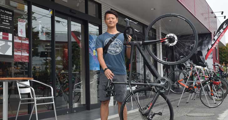 バイクプラス戸田彩湖店の前にてあ