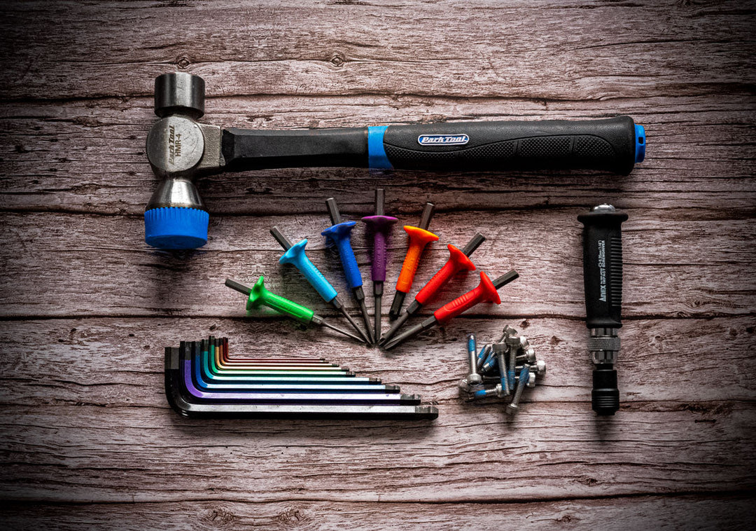 舐めてしまったネジを外す際に使う工具達の例