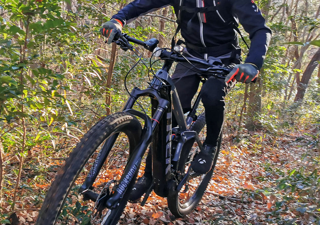 e-MTB[TREK RAIL9.7]でシングルトラックを登っている写真