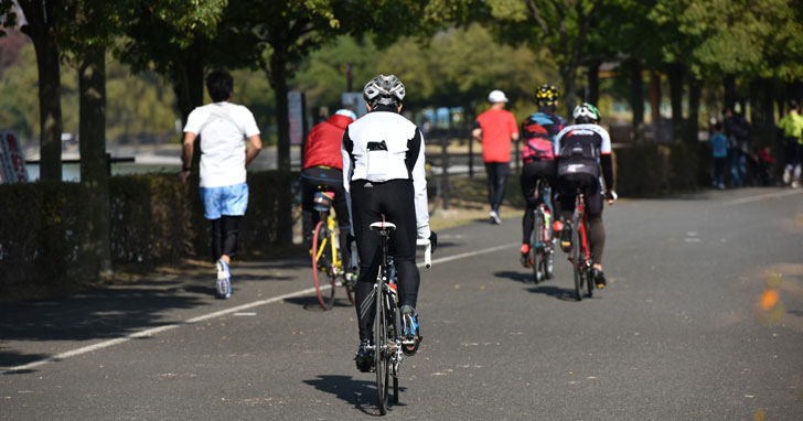 彩湖でサイクリングなどスポーツを楽しむ