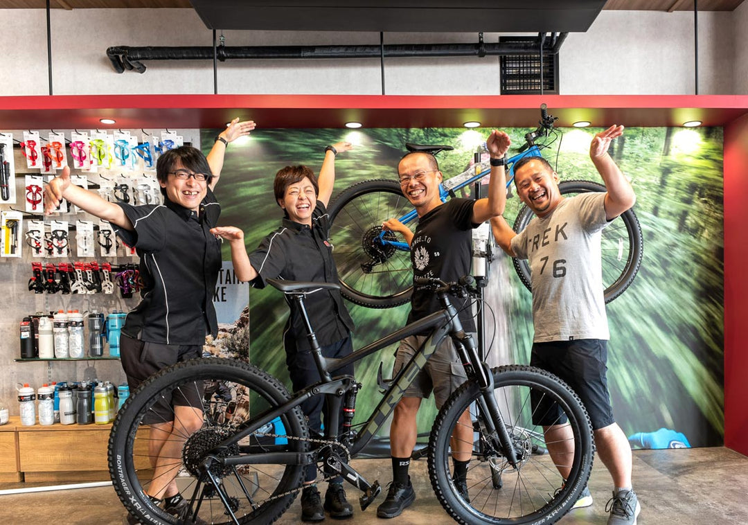 バイクプラス所沢店でスラムのアジア地域マネージャーと一緒に記念撮影