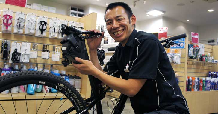 スタッフ飯塚とサドルバッグ