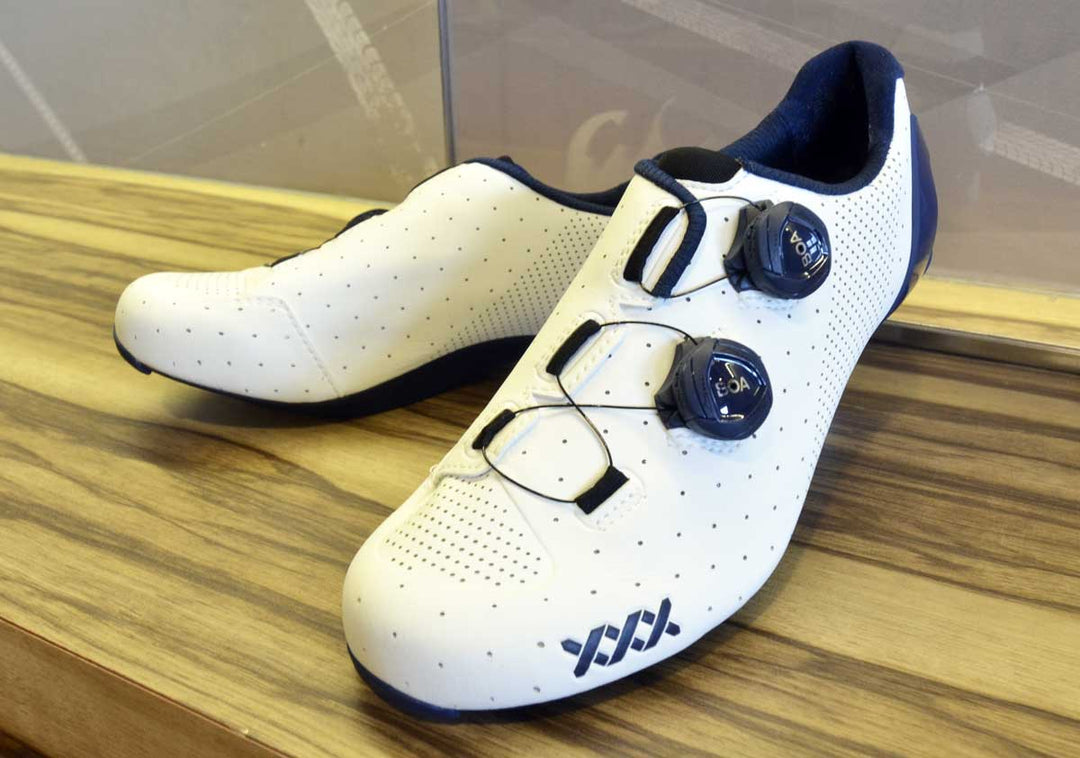 ボントレガーXXXロードシューズの日本未展開カラーのホワイト×ネイビーがさらに追加で登場！！