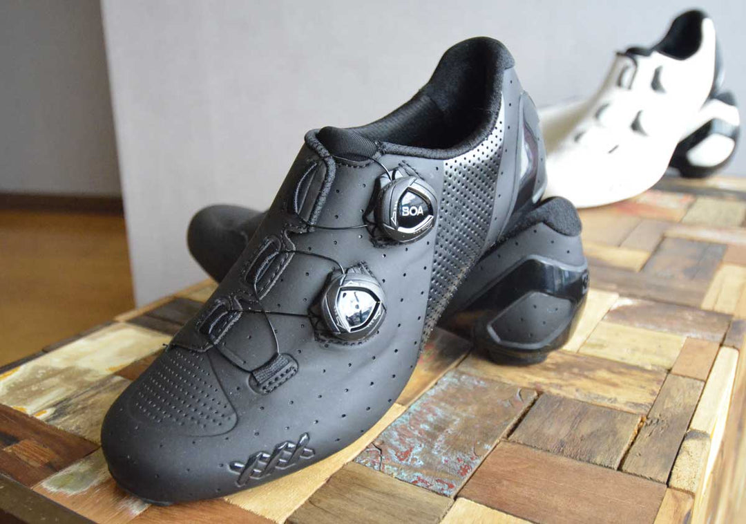 選手も愛用のXXXロードシューズの日本未展開カラーが限定入荷！！