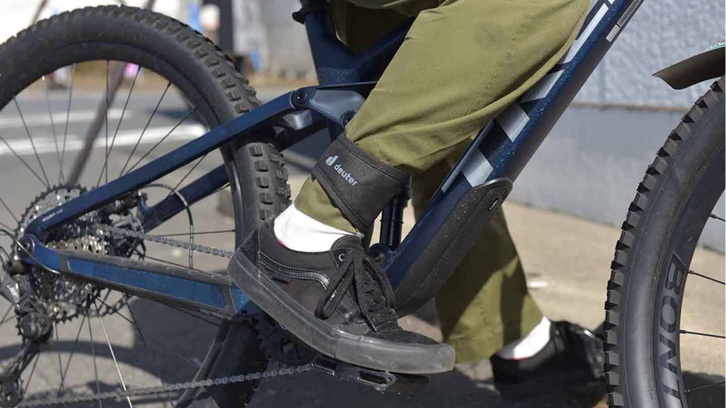 チェーン側（右足）に裾止めを巻くことでギアへの裾の巻き込みやチェーンとの擦れによる汚れを防ぐ。