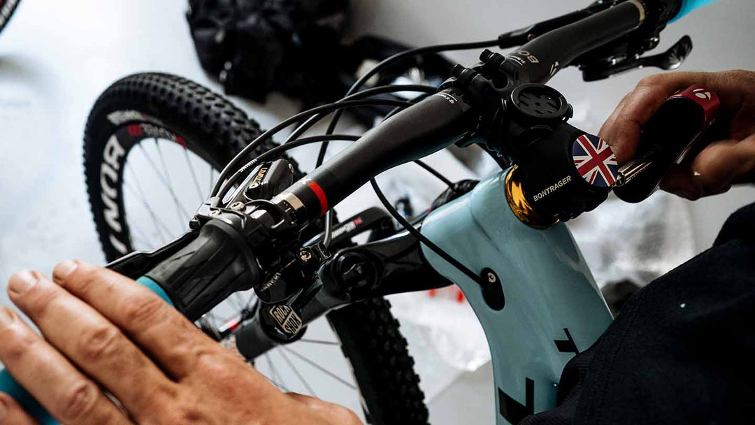 自転車パーツの取り付け調整をしている様子