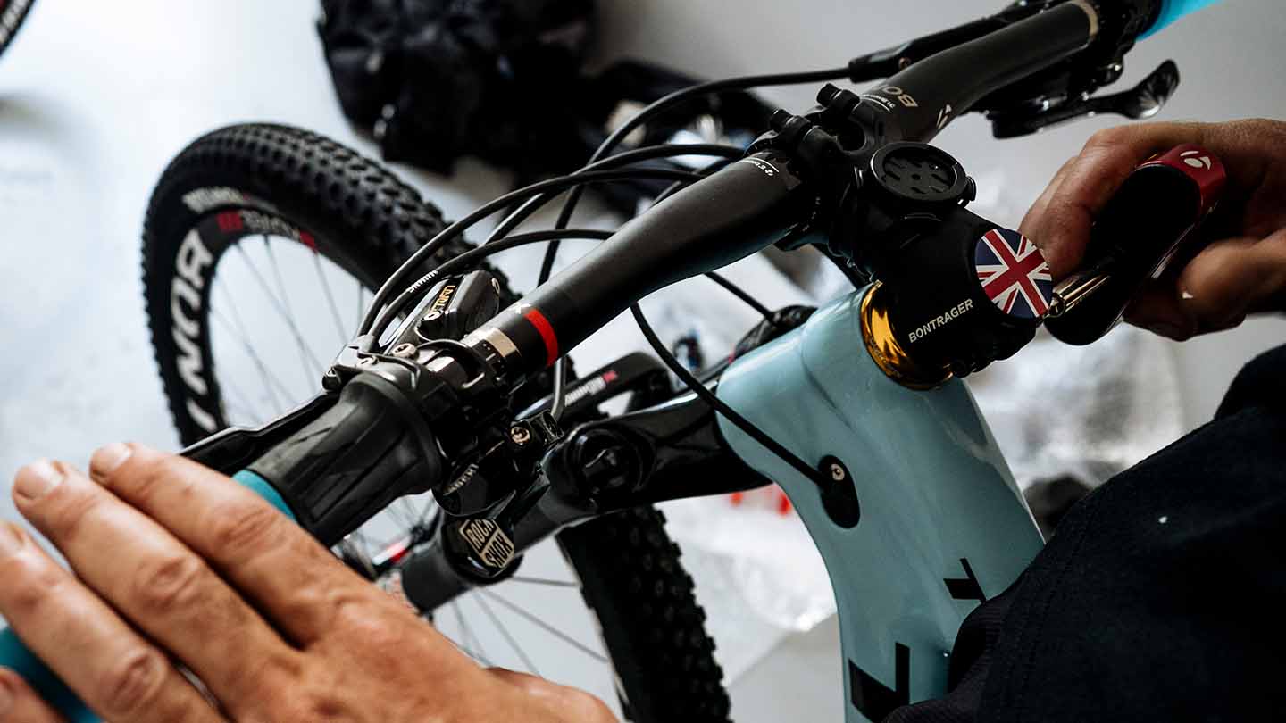 自転車パーツの取り付け調整をしている様子