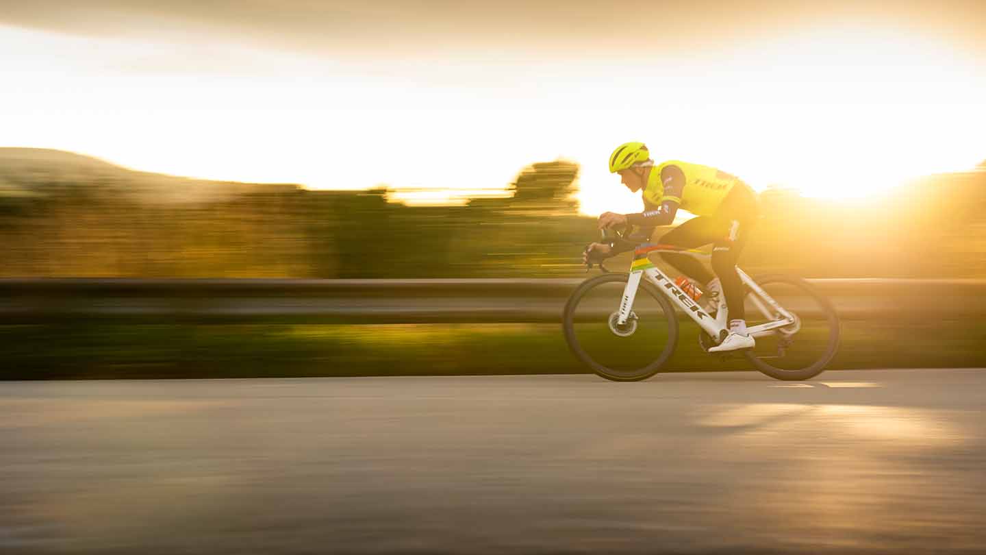 エアロロードバイクで空気を切り裂いて走っているようなイメージ画像。