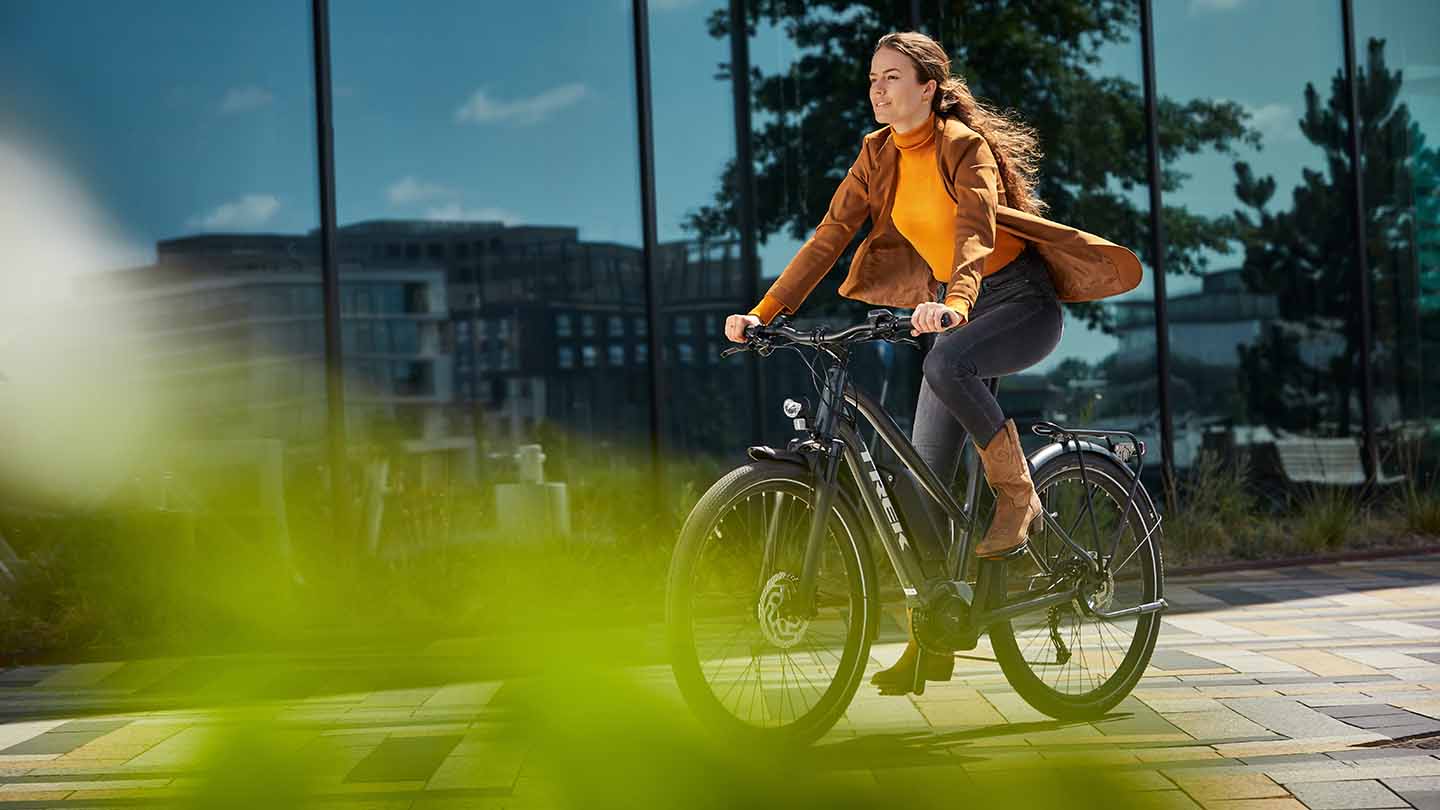 e--bike クロスバイクのライドシーン