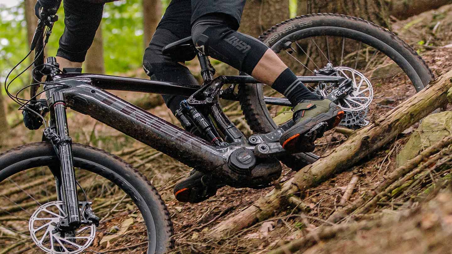 e-MTBで枝が沢山転がっている山を下っている写真