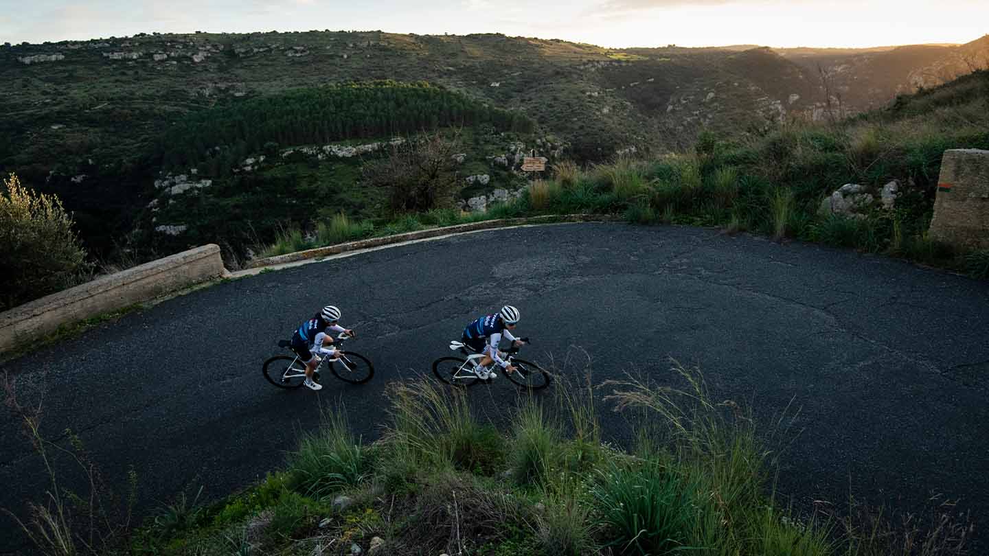 軽量なロードバイクで高知の登坂を楽しむ様子