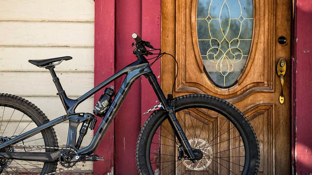 マウンテンバイクを玄関先に立てかけている写真