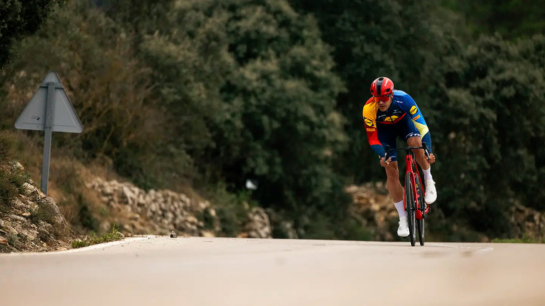 ロードバイクでトレーニングをしている選手