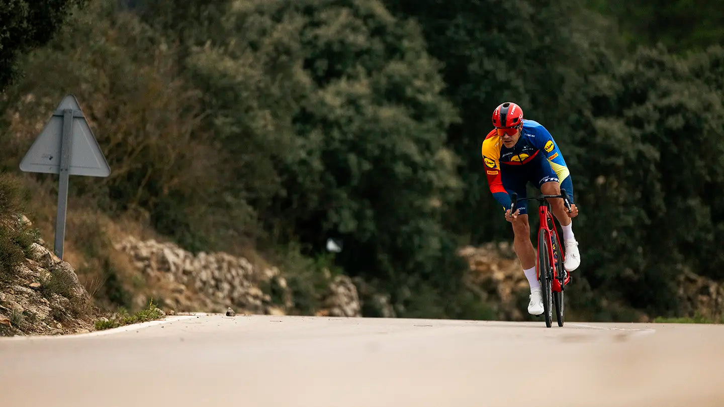 ロードバイクでトレーニングをしている選手
