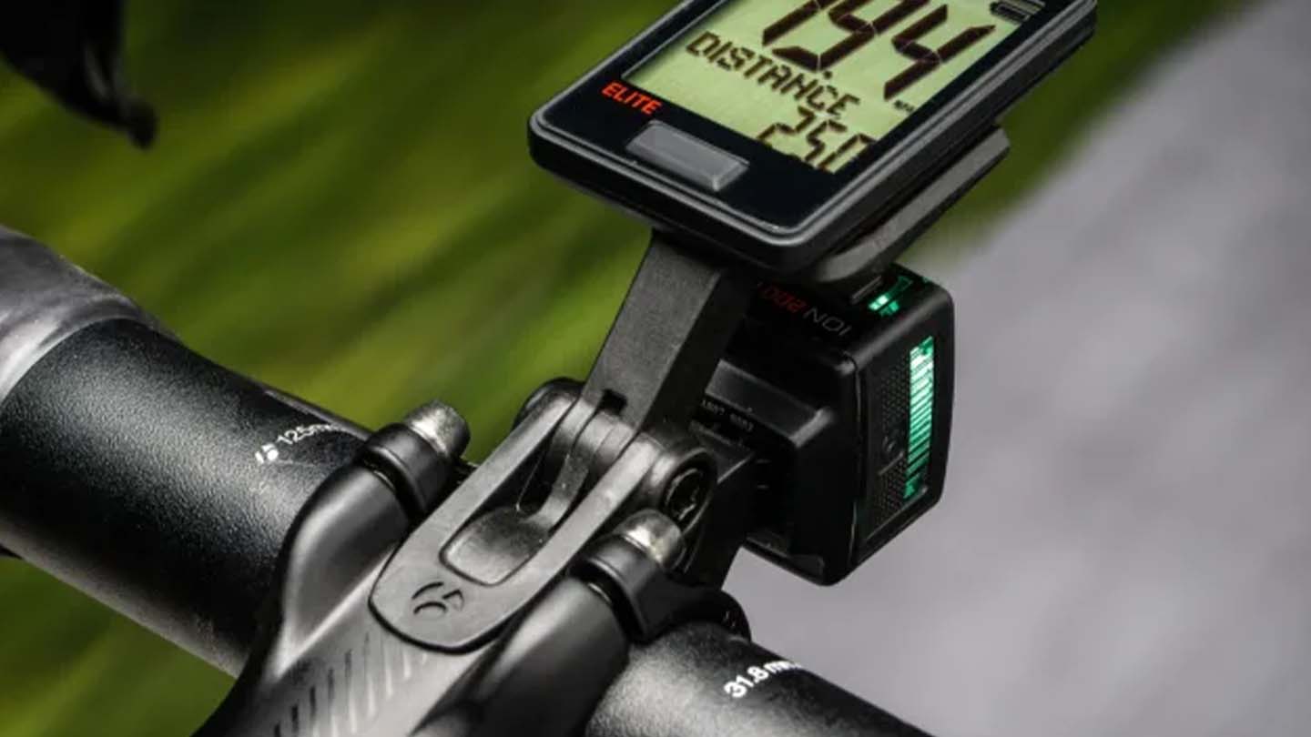 トレック・ボントレガーのブレンダーを活用してサイクルコンピューターとライトをすっきりと取り付けているイメージ画像