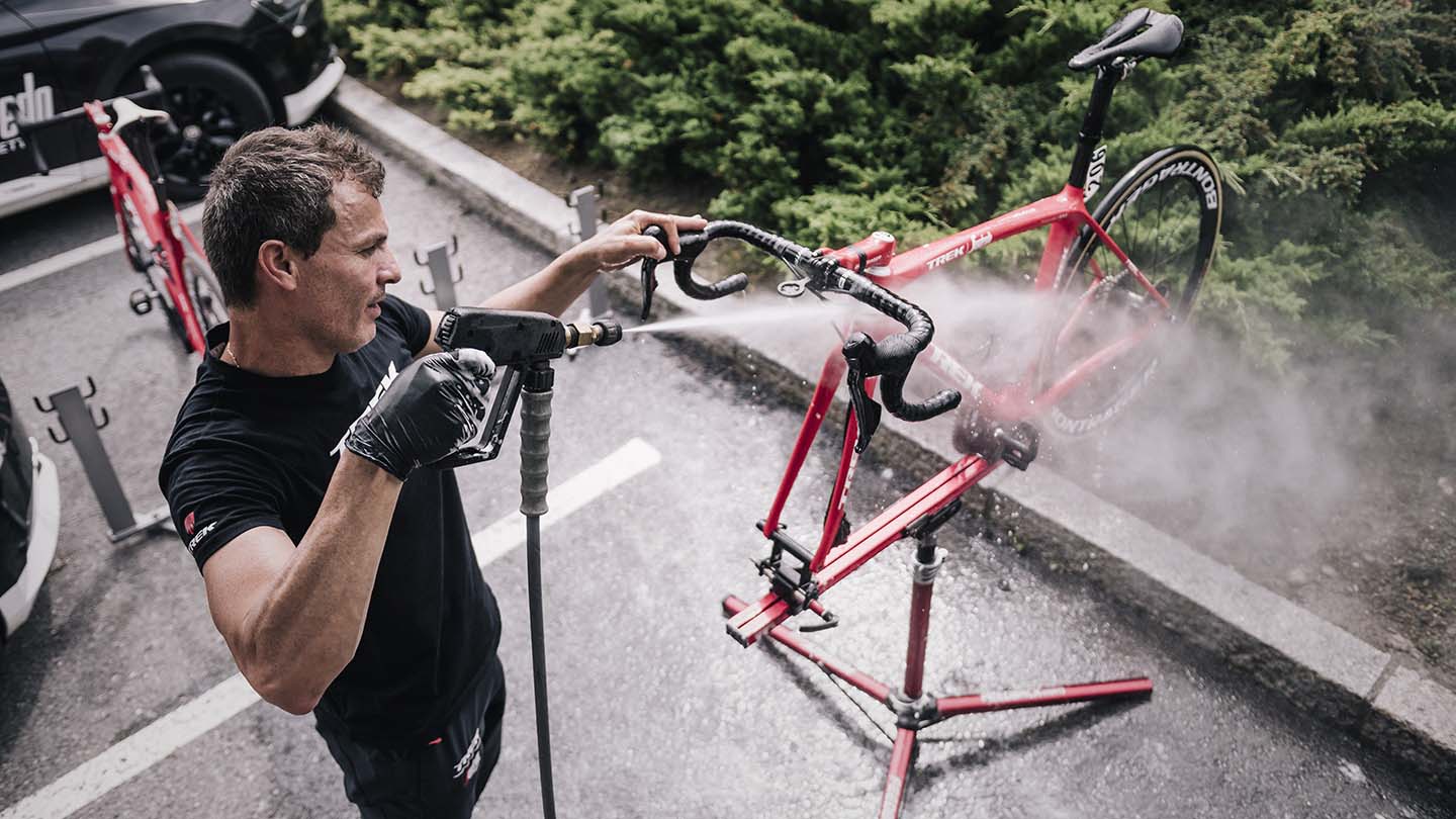 Feedback Sports（フィードバックスポーツ）スプリントワークススタンドで洗車中