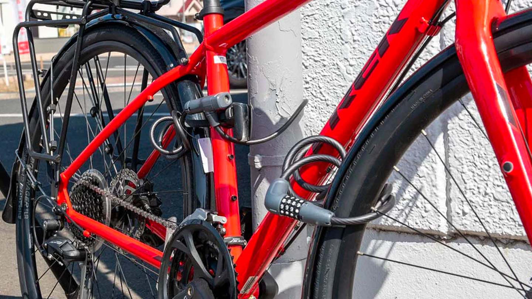 自転車にケーブルロックを二つかけている写真