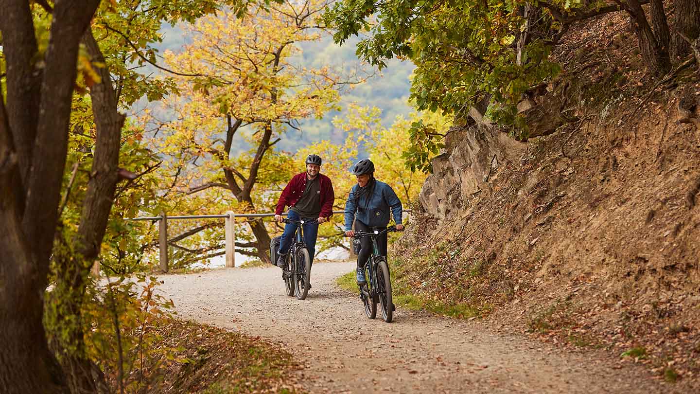 秋冬シーズンも適切なサイクリングウェアを着用してサイクリングを楽しむ様子