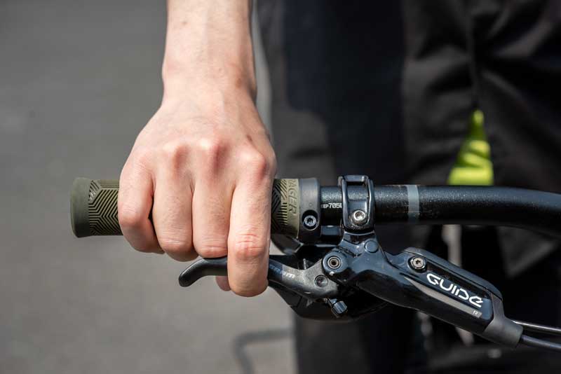 グリップにレバーが近すぎる位置にセッティングしてあってレバーを握るとグリップを握っている指に干渉してしまう。それを説明している写真。