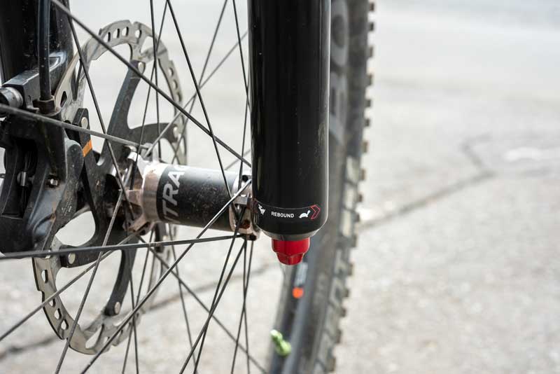 赤いリバウンドダンパー調整ダイヤル