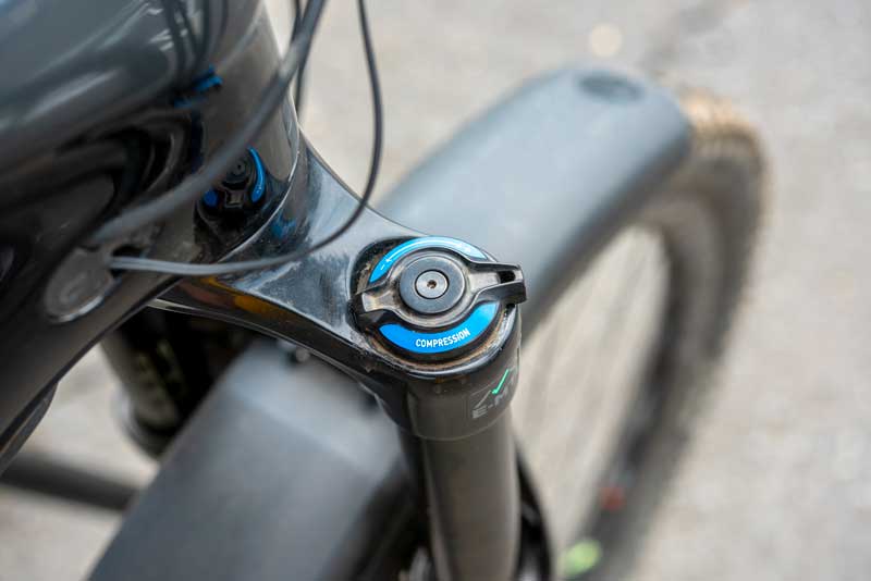 青いコンプレッション調整ダイヤル