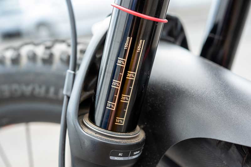 サスペンションフォークのサグ目盛り