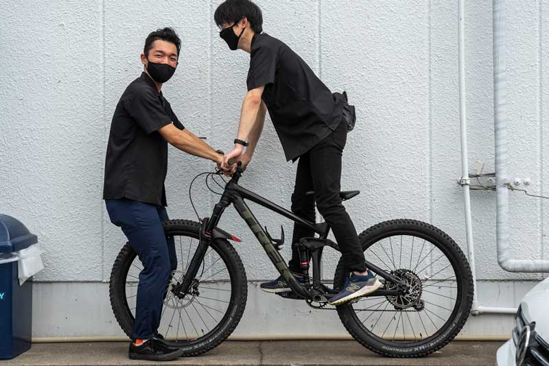 サグ調整を複数名で行う様子