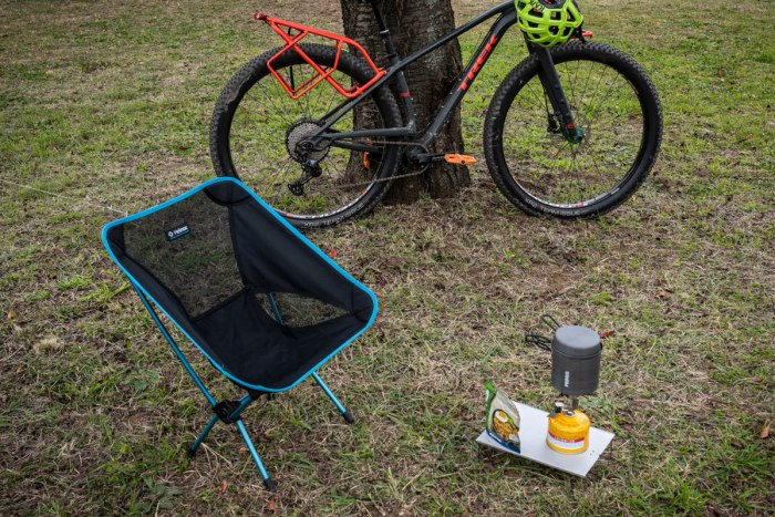 ヘリノックスのチェアワンとSOTOのA4サイズのテーブルを芝生の上に置いた写真