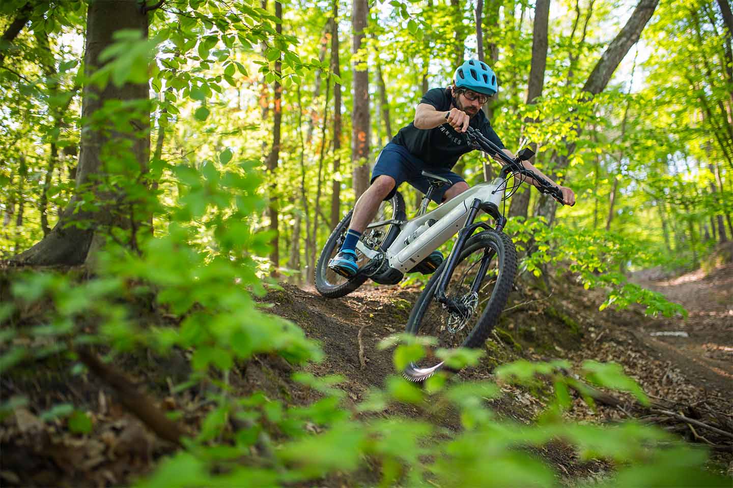 パワーフライで下るマウテンバイクライダー