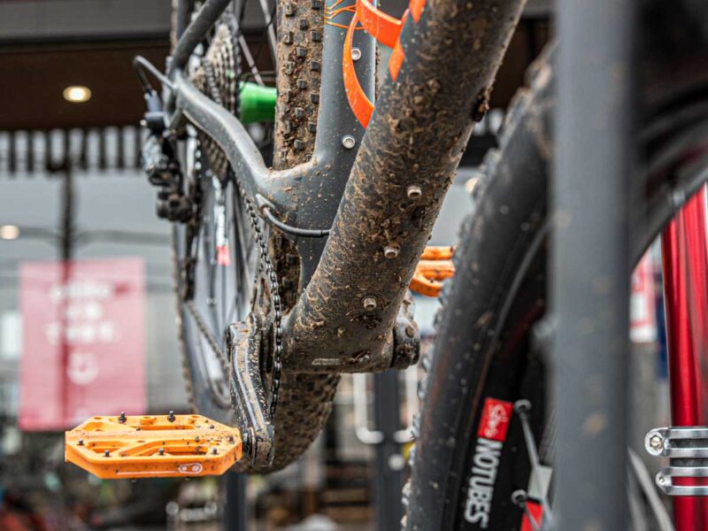 ダウンチューブ裏の泥