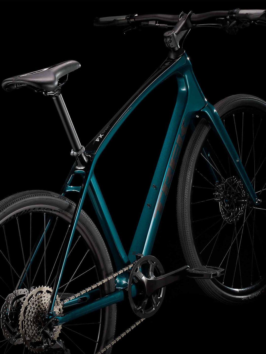 トレックのクロスバイクFXスポーツ4のフレームを斜め後ろから撮影