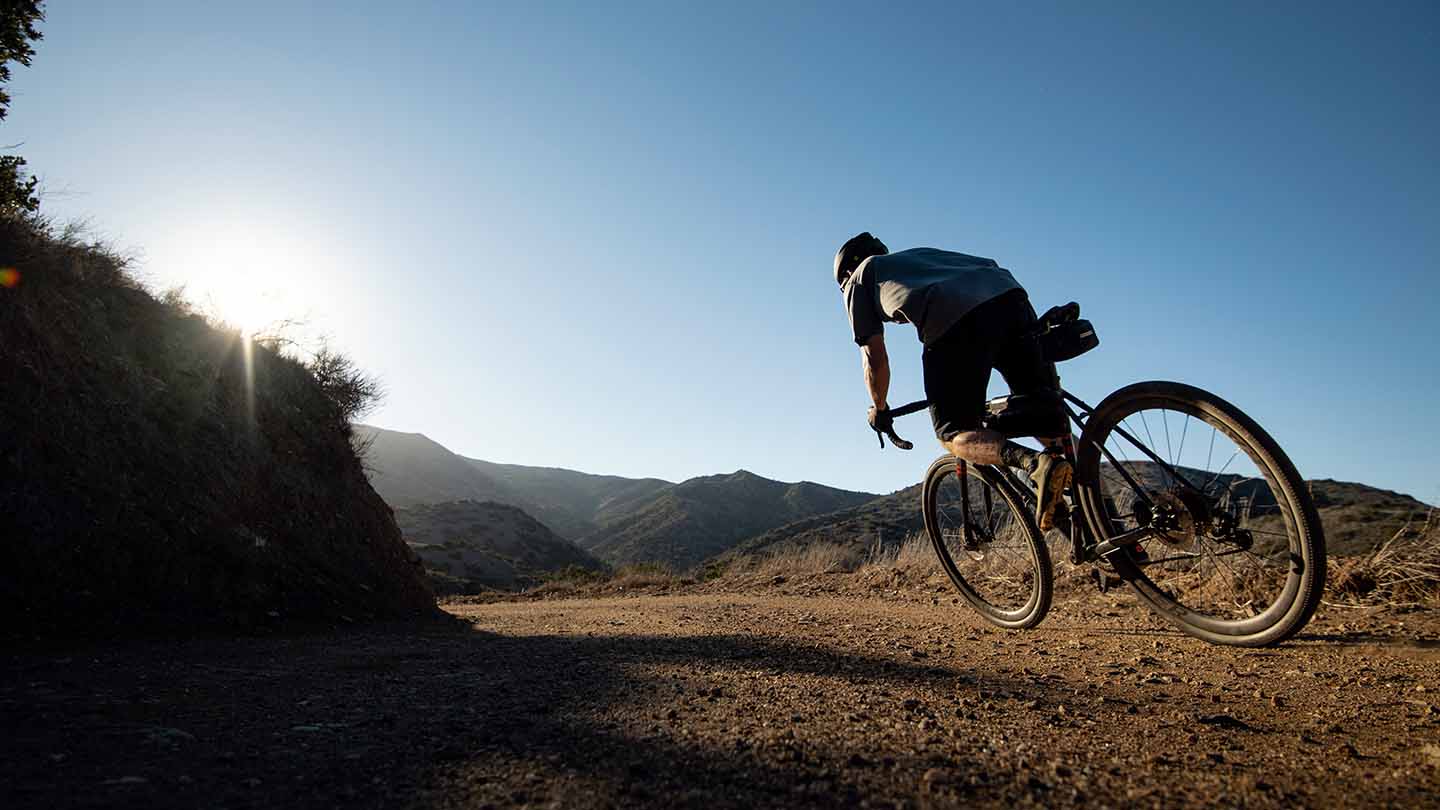 チェックポイントでグラベルを走行するライダー