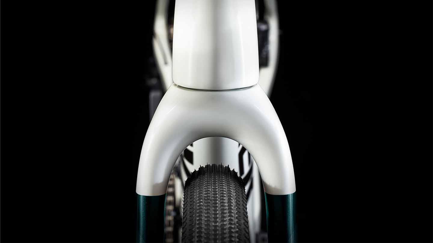 タイヤクリアランスが分かるように真正面からフォークを撮影