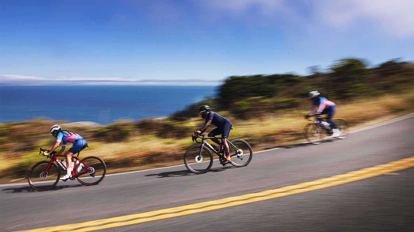 海岸沿いの道をドマーネSLRでライドをするサイクリスト